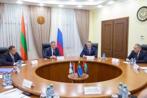 Глава государства провел совещание, в ходе которого обсудили находящиеся на рассмотрении парламента законодательные инициативы, разработанные для совершенствования правовых норм, регулирующих деятельность прокуратуры. Открывая дискуссию, Вадим Красносельский подчеркнул значимость этого органа контроля и надзора. Глава государства напомнил, что Прокурор ПМР равно удален от законодательной, исполнительной власти и Президента. Руководитель страны говорил о важности механизмов сдержек и противовесов и о том, что система не должна подстраиваться под конкретного человека, занимающего ту или иную должность.
Как сообщает пресс-служба главы государства, речь шла о законопроектах, подготовленных депутатами, а также об инициативах Прокурора ПМР. Участники совещания обменялись мнениями по поводу предлагаемых положений. В обсуждении участвовали Руководитель Администрации Президента ПМР Сергей Белоус, Председатель Правительства ПМР Александр Розенберг, Председатель Верховного Совета ПМР Александр Коршунов, руководитель парламентского Комитета по законодательству, правоохранительным органам, обороне, безопасности, миротворческой деятельности, защите прав и свобод граждан Галина Антюфеева, Прокурор ПМР Анатолий Гурецкий, Министр юстиции ПМР Александра Тумба.

president.gospmr.org