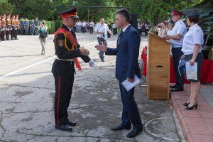 Спикер парламента вручил аттестаты выпускникам кадетской школы.
Вадим Красносельский: «Вот уже почти полтора десятилетия, как кадетская школа успешно влилась в систему среднего образования республики. Именно здесь молодой человек имеет реальный шанс состояться, как мужчина. Работайте над собой, самосовершенствуйтесь, не бойтесь трудностей, и все у вас получится. Надеюсь увидеть вас офицерами!» 20.06.2016.