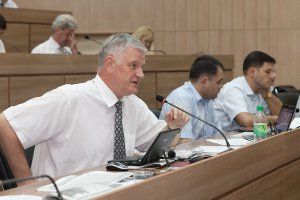 Андрей Сафонов и Игорь Буга предложили коллегам обратиться в Прокуратуру, чтобы выяснить насколько законным является засекречивание информации о деятельности Молдавского Металлургического завода, Национальной экспедиторской компании и «Энергокапитала». 22.06.2016